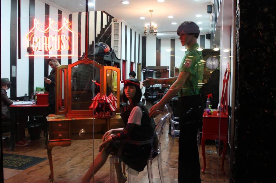 	Circus Hair: salão de beleza na Rua Augusta tem brechó, fliperama e um mini-pub