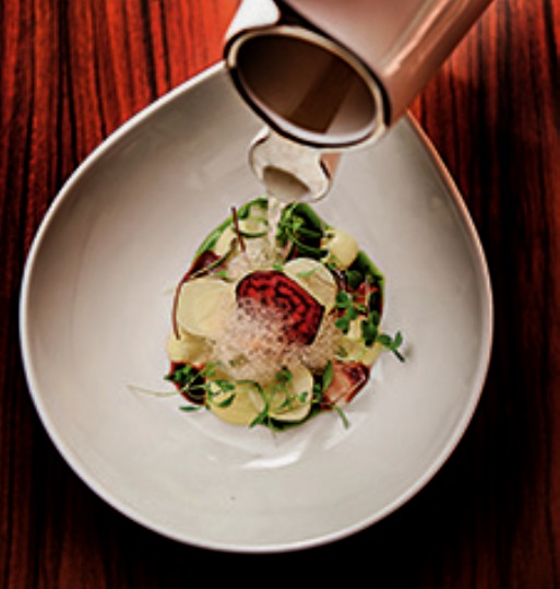 Salada brasileira: prato de abertura do menu especial em nove etapas