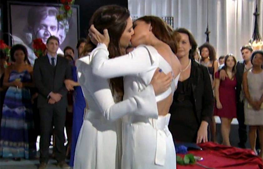 Beijo “para valer” e união de Clara e Marina na novela “Em Família” são comemorados na internet