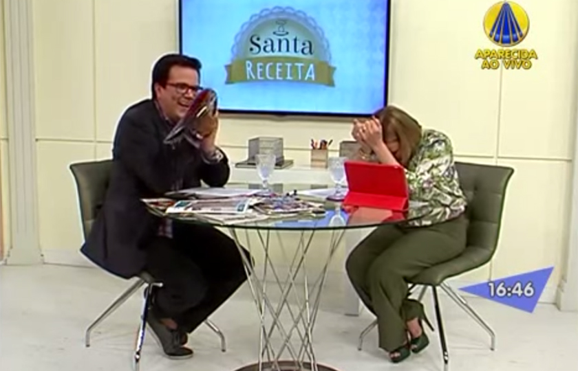 Claudete Troiano comete gafe ao tentar mandar beijo para pai falecido de colunista