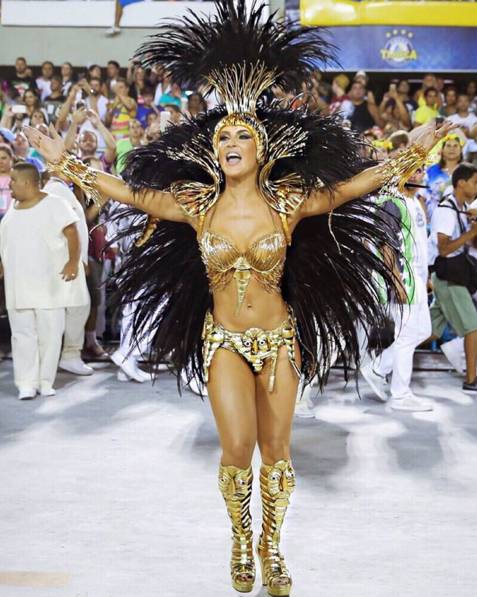 Depois de desfilar na Sapucaí, Claudia Leitte escolhe visual rock’n’roll para trio elétrico em Salvador