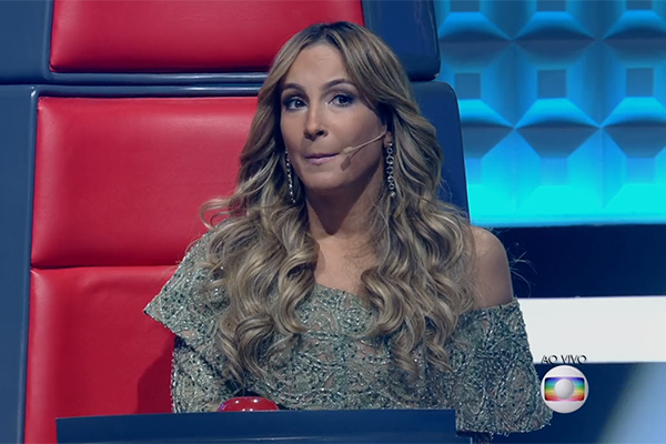 Claudia Leitte comete gafe literária e leva ‘cortada’ de Carlinhos Brown em noite ao vivo do The Voice Brasil
