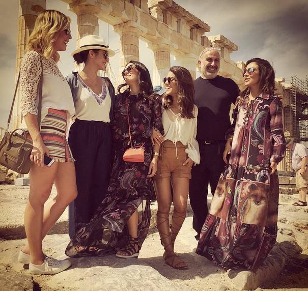 Cléo Pires faz turnê na Grécia com blogueiras de moda