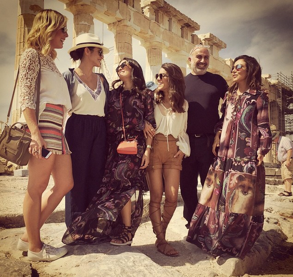 Cléo Pires faz turnê na Grécia com blogueiras de moda