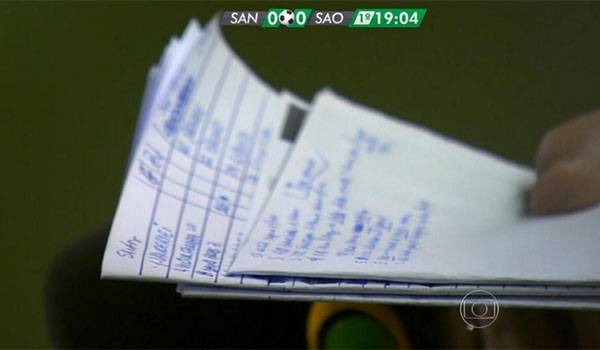 Cleber Machado comete três gafes durante jogo e exibe anotações da Band