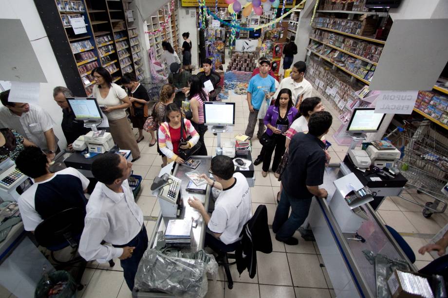 Clientes na loja Ebenezer: Rua Conde de Sarzedas é especializada em produtos evangélicos