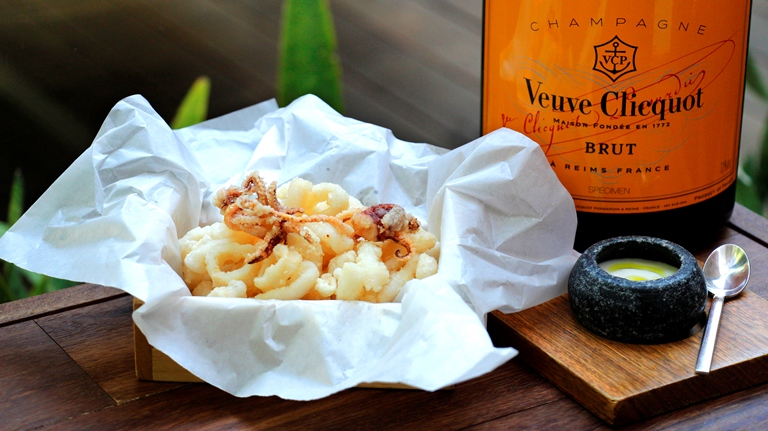 Lula crocante: custa 37 para ser harmonizada com uma taça de Veuve Clicquot Brut (48 reais)