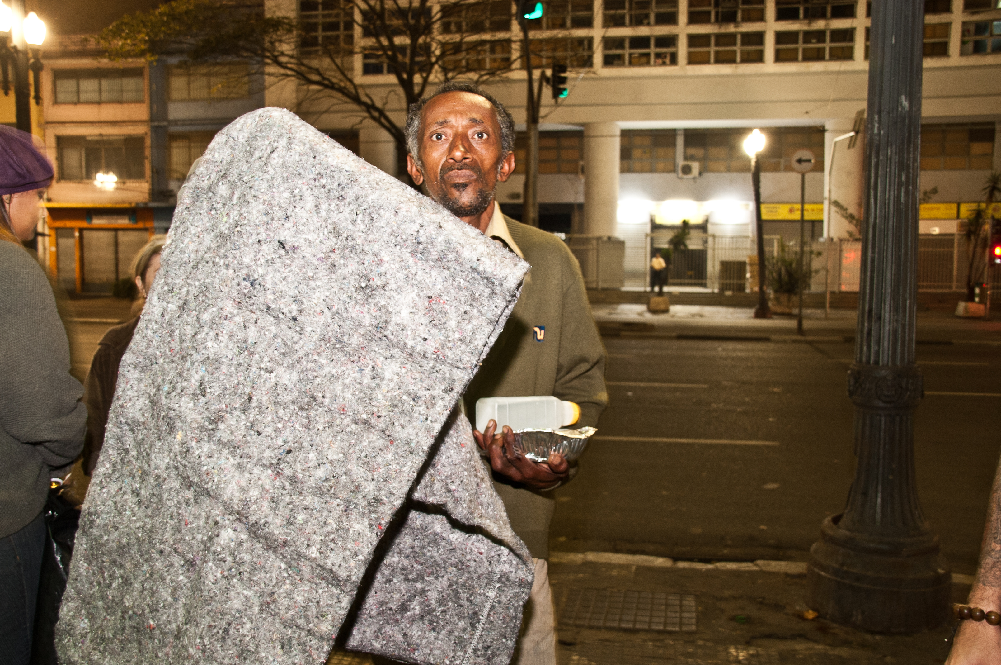 Meias velhas viraram 3 000 cobertores doados a moradores de rua