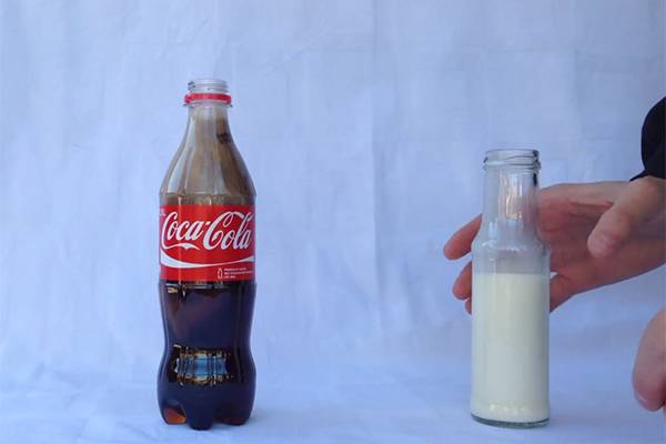 Mistura de leite e Coca-Cola provoca uma reação química… um tanto estranha