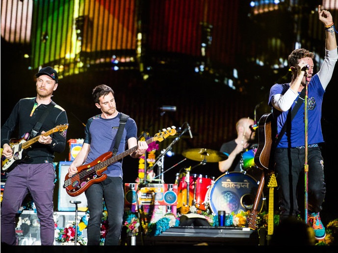 Com pedidos de casamento no palco, Coldplay faz celebração do amor