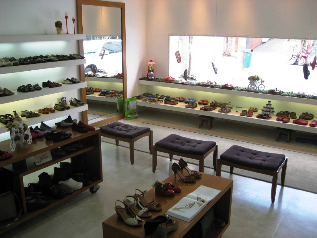 Loja de sapatos tem descontos de até 60%