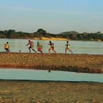 Uma bolinha &agrave;s margens do rio, em Concei&ccedil;&atilde;o do Araguaia (PA) (Cr&eacute;dito: Caio Vilela)