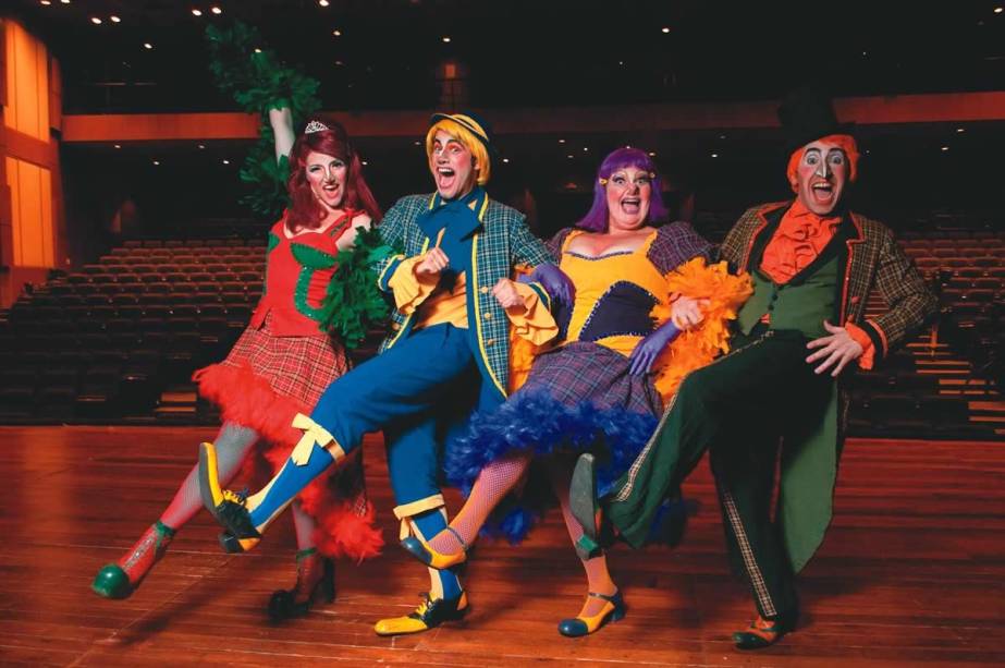 Novo elenco de Contarolando: Adriana Fonseca, Daniel Costa, Ana Saguia e Luiz Paccini Novo elenco de Contarolando: Adriana Fonseca, Daniel Costa, Ana Saguia e Luiz Paccini