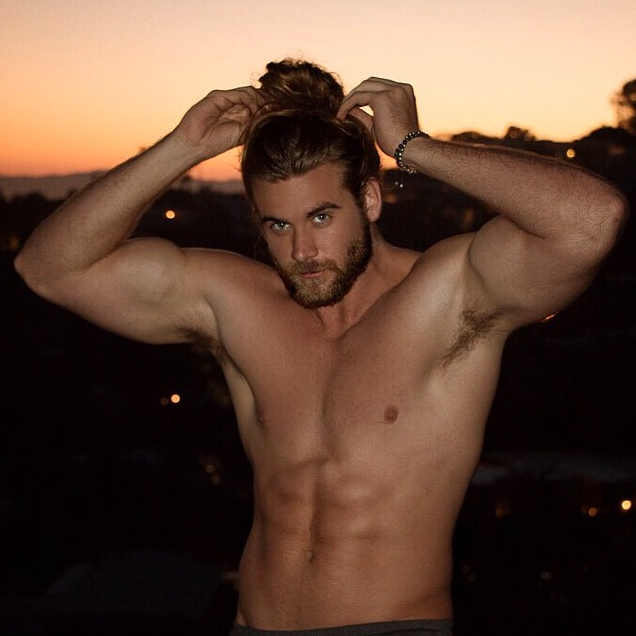 Brock O'Hurn mostra que homens de cabelos compridos, e coquinho, são charmosos sim! (Foto: Reprodução/Instagram)