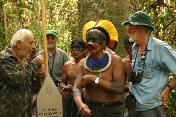 Documentário Coração do Brasil: três participantes da expedição original, Sergio Vahia de Abreu, o documentarista Adrian Cowell e o cacique Raoni retomam o trajeto dos irmãos Villas-Bôas