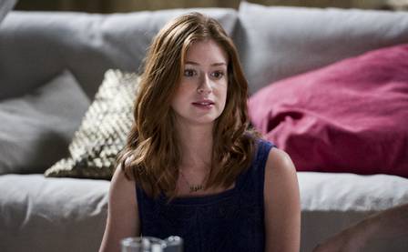 Maria &Iacute;sis (Marina Ruy Barbosa) com o colar com seu nome.