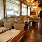 A atinga varanda com mesas junto &agrave; cal&ccedil;ada