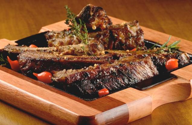 Costelinha suína em tiras, assada e glaceada Costelinha suína em tiras, assada e glaceada