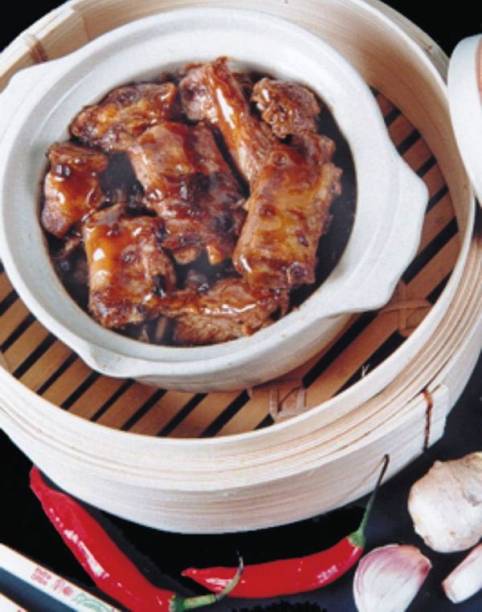 Costelinhas de porco cozidas no vapor, servidas em tigela de cerâmica Costelinhas de porco cozidas no vapor, servidas em tigela de cerâmica