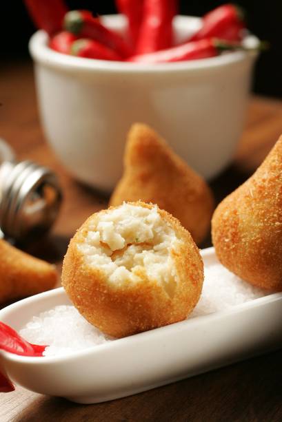 Na versão da casa, as coxinhas vêm recheadas de queijo brie e mel Na versão da casa, as coxinhas vêm recheadas de queijo brie e mel
