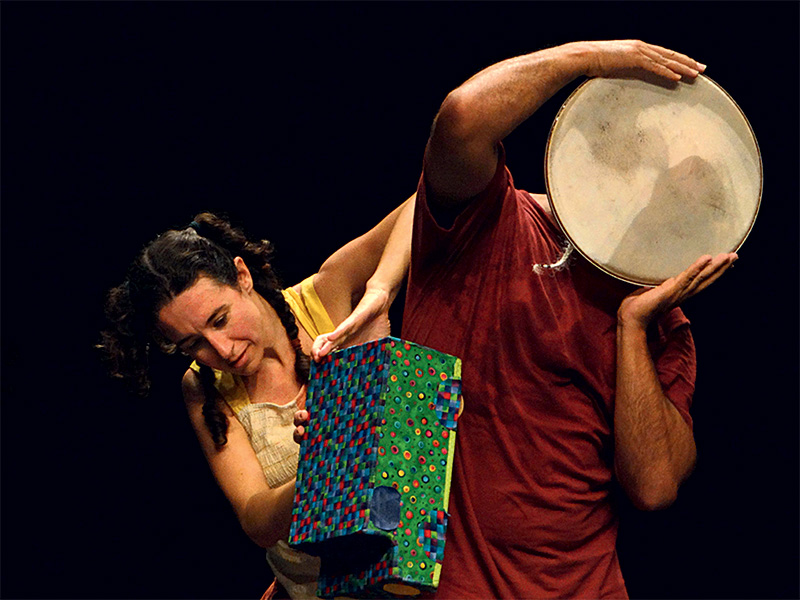 Os bailarinos Dafne Michellepis e Coré Valente: brincadeiras Os bailarinos Dafne Michellepis e Coré Valente: brincadeiras