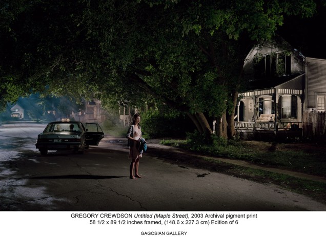Os subúrbios americanos são o tema de Gregory Crewdson Os subúrbios americanos são o tema de Gregory Crewdson