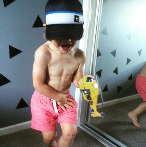 Menino de 3 anos chama atenção com corpo musculoso e tanquinho definido no Instagram