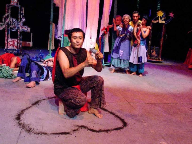 E Agora, João?: peça apresenta cenas embaladas por músicas compostas por Marcelo Villas Boas E Agora, João?: peça apresenta cenas embaladas por músicas compostas por Marcelo Villas Boas