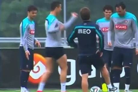 Cristiano Ronaldo não se contém e samba durante treino da Copa; assista