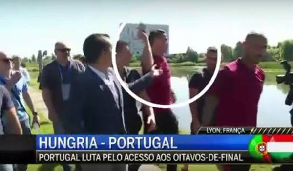 Irritado com repórter, Cristiano Ronaldo atira microfone em lago durante entrevista