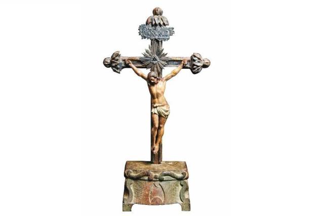 Crucifixo de madeira policromada do século XIX: vindo de Parati Crucifixo de madeira policromada do século XIX: vindo de Parati