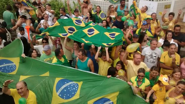 Atibaia e Guarujá têm protestos contra ex-presidente Lula