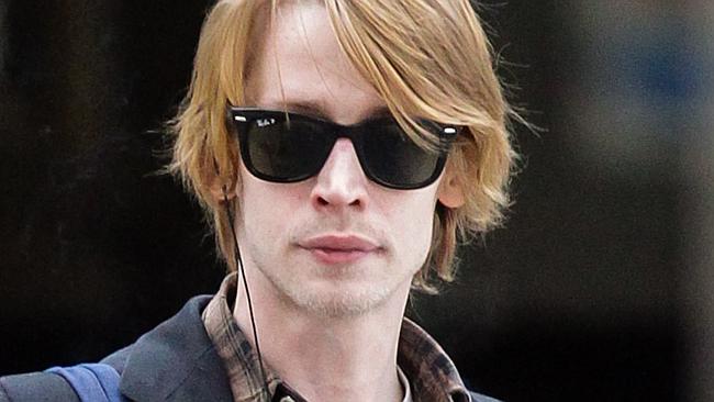 Depois de dado como morto, Macaulay Culkin posta fotos brincando com o boato