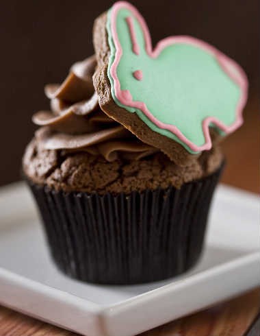 Cupcake de chocolate com decoração de coelho da Páscoa Cupcake de chocolate com decoração de coelho da Páscoa