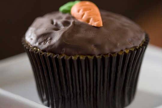 Cupcake de cenoura com casquinha de chocolate, para a Páscoa