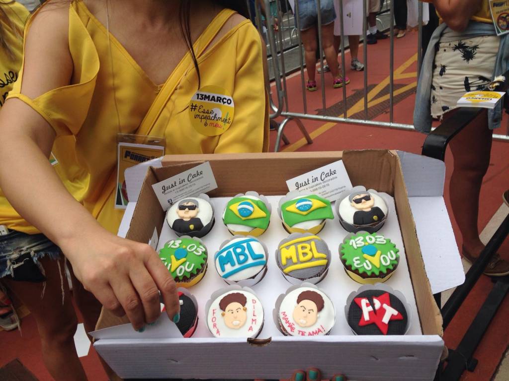 Cupcakes anti-governo são vendidos durante manifestação por 20 reais