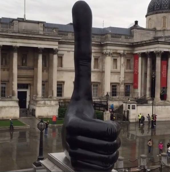 Símbolo ‘curtir’ do Facebook inspira obra no centro de Londres