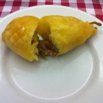 Flor de abóbora: empanada e recheada de aliche mais mussarela