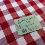 Dica essencial: não apareça sem reserva, porque a casa lota