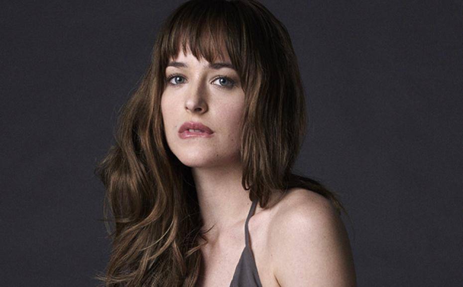 Decote do vestido de Dakota Johnson vira destaque na pré-estreia de Cinquenta Tons de Cinza, em Londres