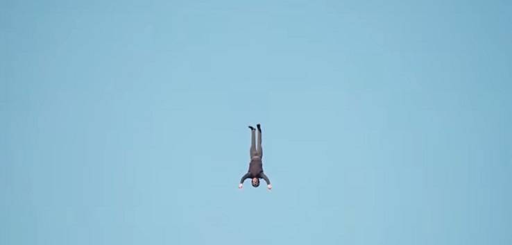 Assista: vídeo mostra homem fazendo bungee jumping sem o auxílio de cabos