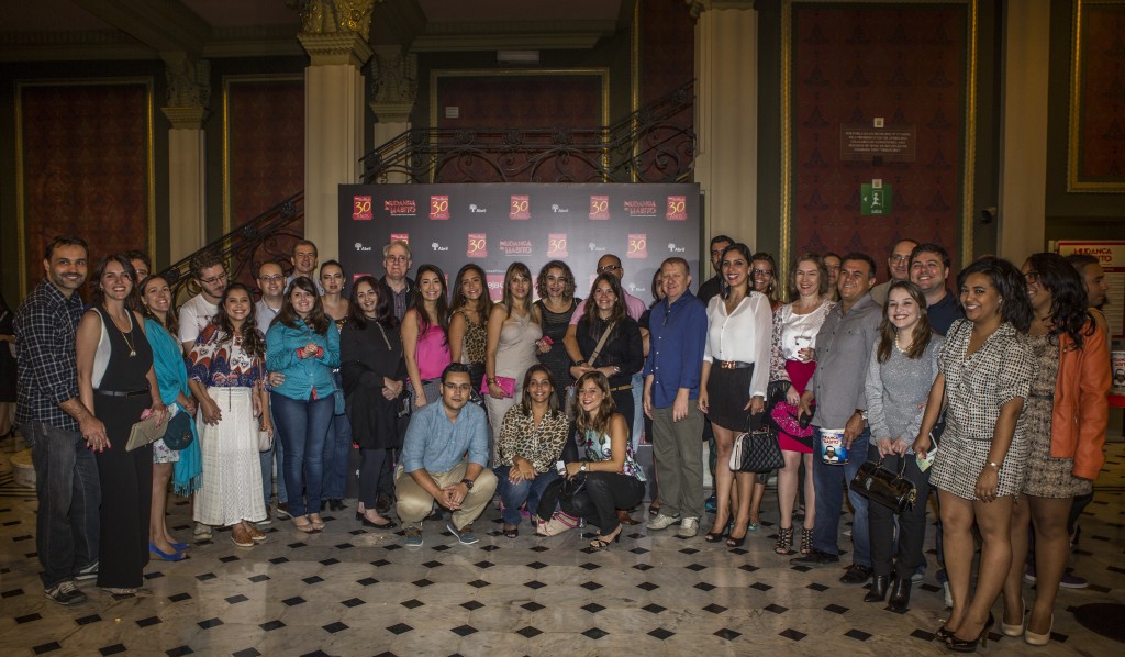 Antes da peça começar, o grupo se reuniu para uma foto