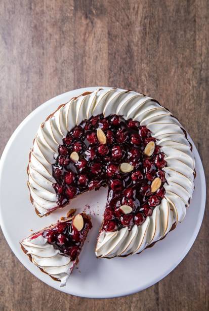 torta de cereja tem massa de doce de leite e leva am&ecirc;ndoa