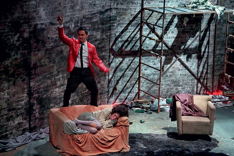 Uma montagem provocativa: Dan Nakagawa e Juliana Calderón estão em Disney Killer Uma montagem provocativa: Dan Nakagawa e Juliana Calderón estão em Disney Killer