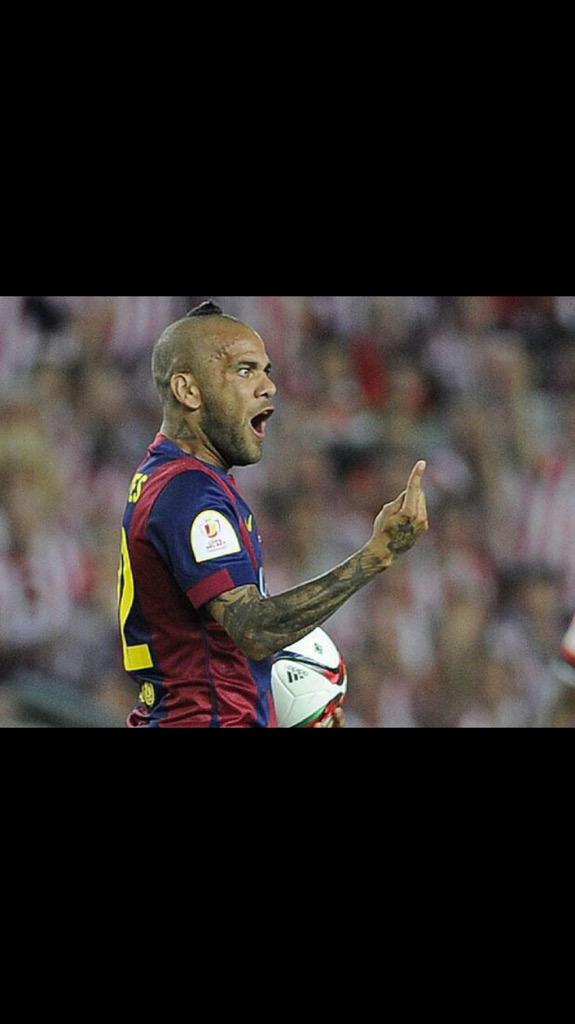 Daniel Alves aparece com cabelo estranho e internet vai à loucura