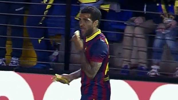 Com bananas e a hashtag #somostodosmacacos, famosos apoiam Daniel Alves na internet contra racismo