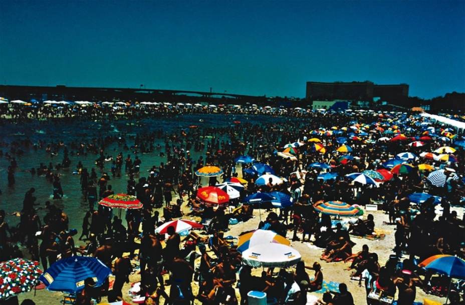 Geral, de Daniel Klajmic: as praias ganham abordagens distintas na mostra "Fotógrafos da Cena Contemporânea"