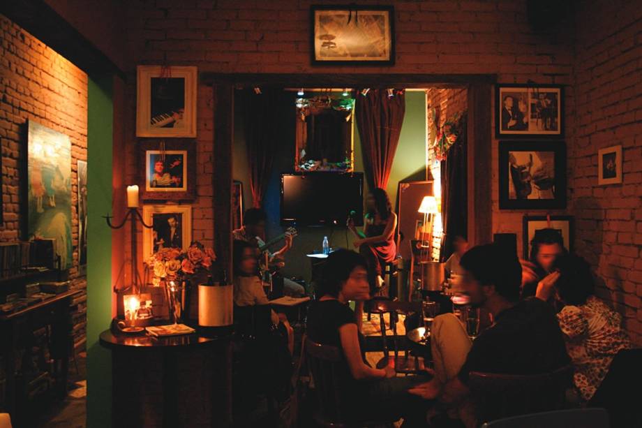 O ambiente do piso superior, com o palquinho ao fundo: clima de casa O ambiente do piso superior, com o palquinho ao fundo: clima de casa