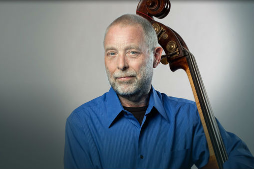 O contrabaixista inglês Dave Holland