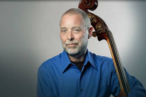 O contrabaixista inglês Dave Holland O contrabaixista inglês Dave Holland
